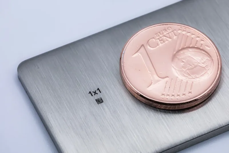 DataMatrix-Code von einem Millimeter Kantenlänge neben einer Ein-Cent-Münze