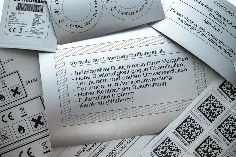 Gelaserte Typenschilder und Etiketten mit CE-Zeichen, Warnsymbolen und DataMatrix-Codes