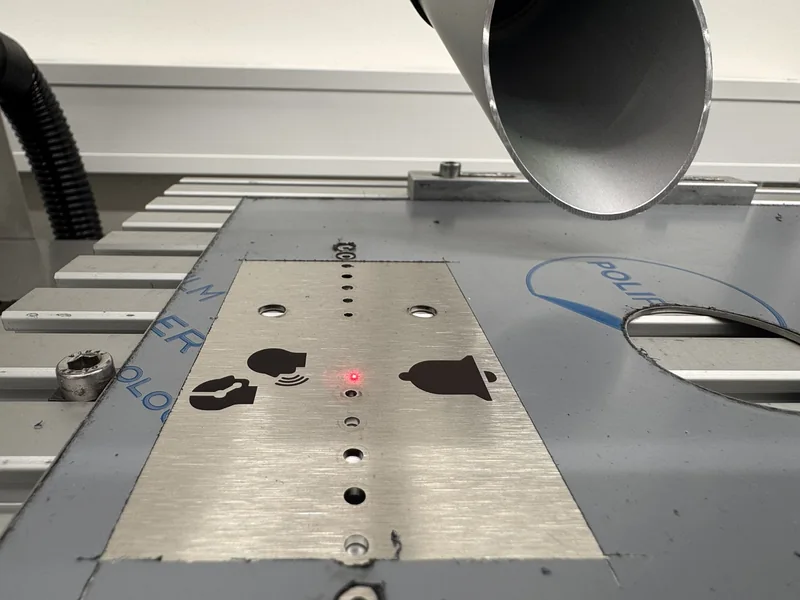 Tiefschwarze Lasermarkierung auf Edelstahl ohne Materialabtrag