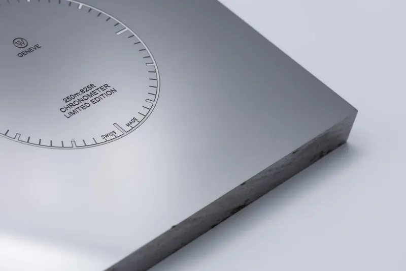 Zifferblatt mit gravierter Chronometer-Beschriftung und Minuterie